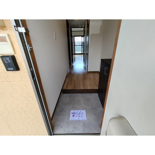 玄関　※別部屋の参考写真になります。