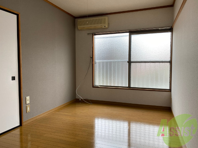 その他部屋・スペース　別の角度から洋室を撮影しました。日射しがあり明るい印象。
