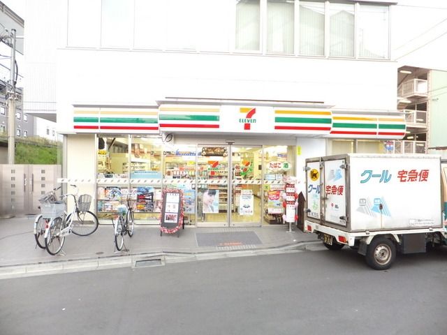 コンビニ　セブンイレブン（コンビニ）まで131m