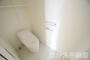 トイレ　落ち着いた色調のトイレです