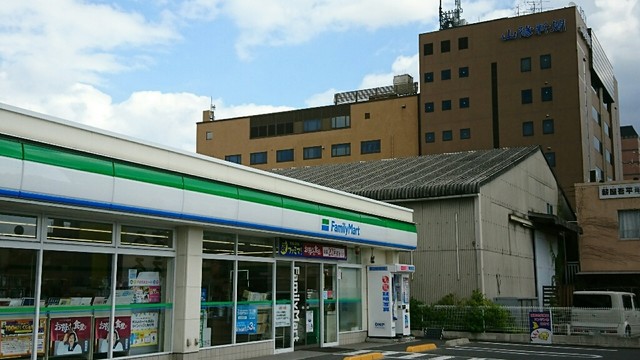 コンビニ　ファミリーマート岡山新屋敷店（コンビニ）まで304m