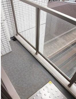 バルコニー　暖かな日差しのふりそそぐバルコニー