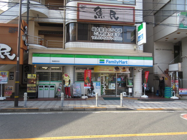 コンビニ　ファミリーマート梅島駅前店（コンビニ）まで672m