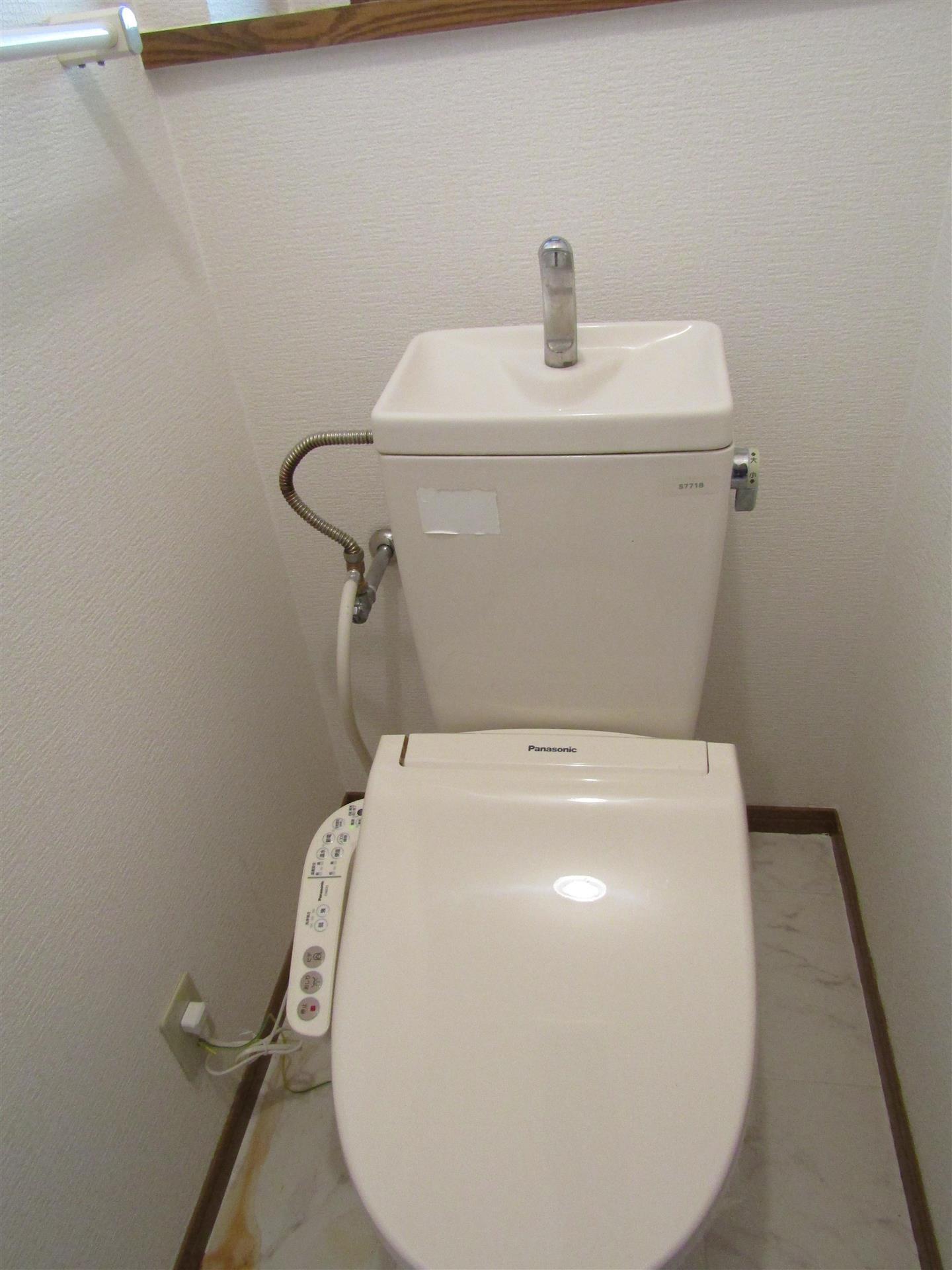 トイレ　トイレ温水便座完備です