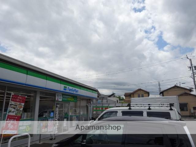 コンビニ　ファミリーマート（コンビニ）まで1300m