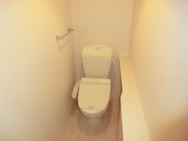 トイレ　温水洗浄便座付きのトイレです♪