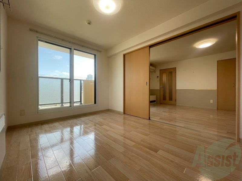 その他部屋・スペース　こちらのお部屋は光が差し込む、温かみのあるお部屋です。