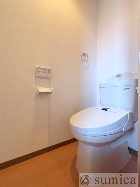 トイレ　人気アイテムの温水洗浄便座。清潔感のあるトイレです