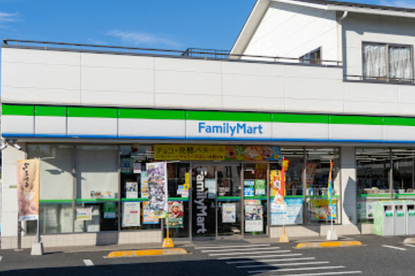 コンビニ　ファミリーマート 入谷三丁目店（コンビニ）まで647m
