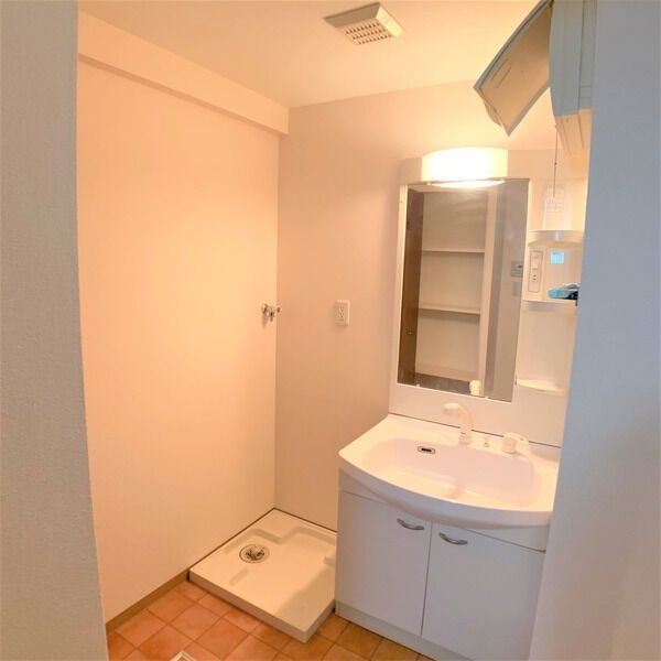 洗面設備　※写真は同じマンションの違う部屋のものになります。
