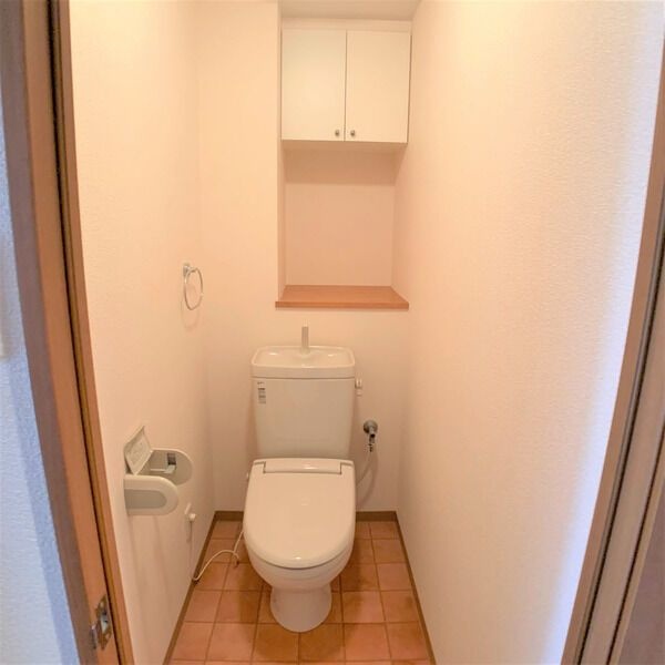 トイレ　※写真は同じマンションの違う部屋のものになります。