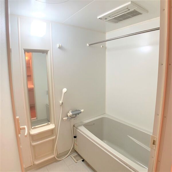 バス・シャワールーム　※写真は同じマンションの違う部屋のものになります。