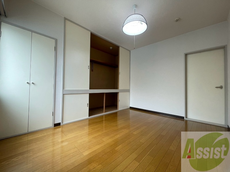 その他部屋・スペース　こちらのお部屋は光が差し込む、温かみのあるお部屋です。