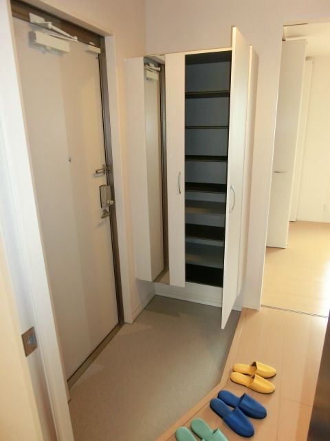 玄関　トールタイプのシューズボックス