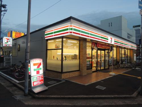 コンビニ　セブンイレブン（コンビニ）まで82m