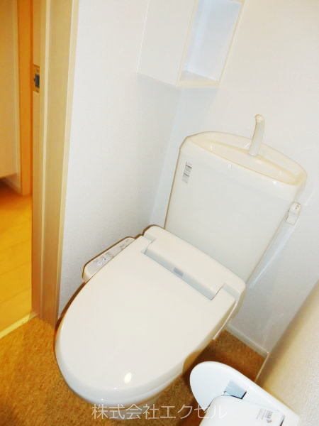 トイレ　ウォシュレット機能付きです。