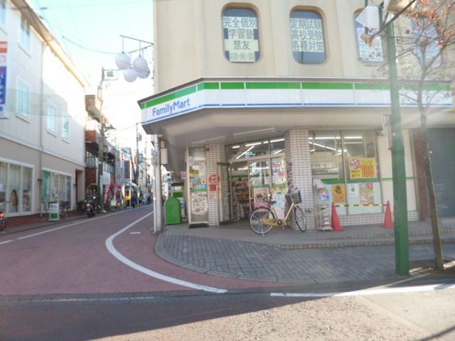 コンビニ　ファミリーマート（コンビニ）まで325m