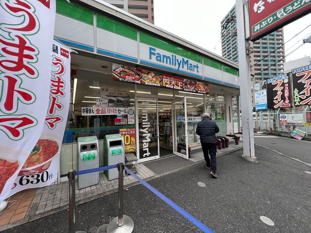 コンビニ　ファミリーマート天王寺駅北口店（コンビニ）まで999m