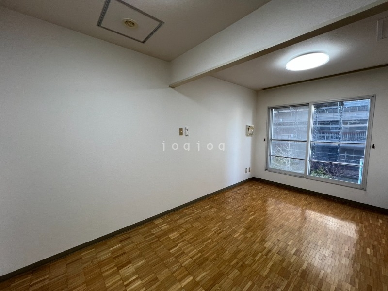 居室・リビング　壁が多く使いやすいお部屋です