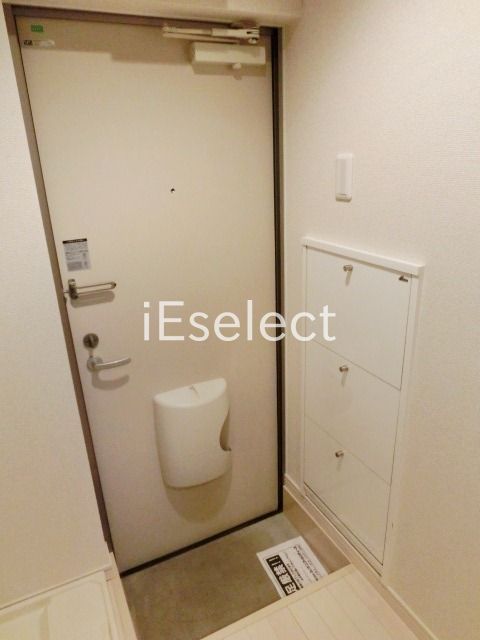 玄関　玄関にはシューズボックスあります