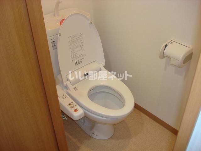 東武小泉線 竜舞駅 徒歩32分 3階建 築18年のトイレ写真