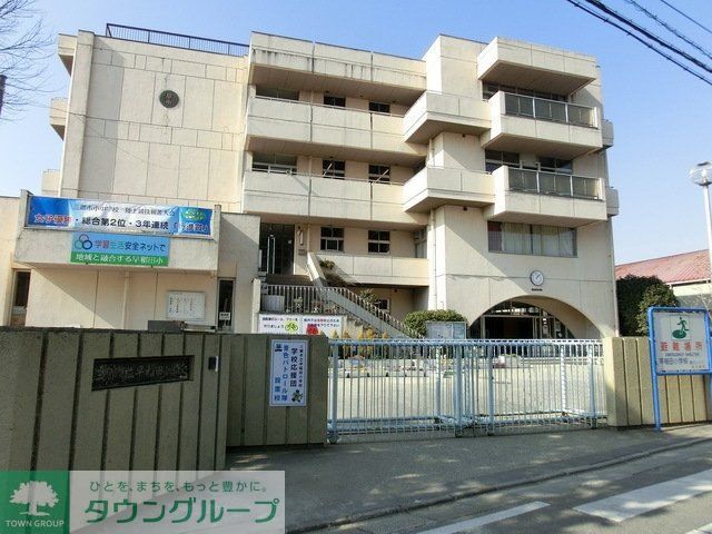 小学校　早稲田小学校（小学校）まで820m