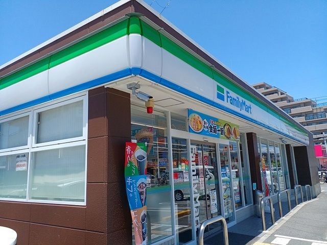 コンビニ　ファミリーマート様（コンビニ）まで670m