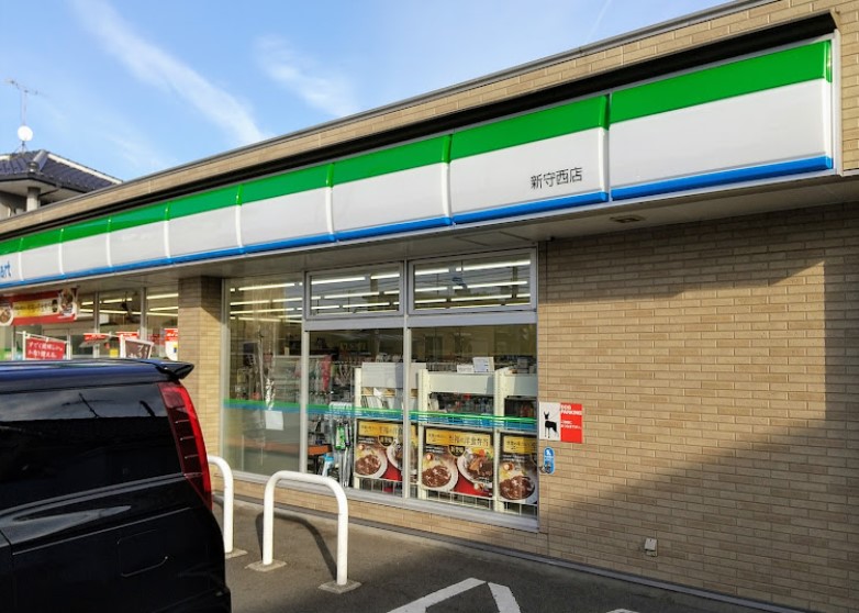 コンビニ　ファミリーマート 新守西店（コンビニ）まで49m