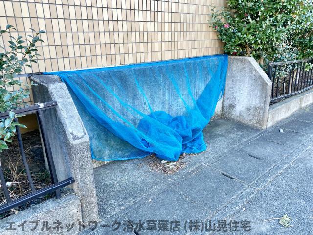 ＪＲ東海道本線 草薙駅 バス乗車時間：20分 最寄りバス停で下車 徒歩1分 3階建 築37年の外観写真