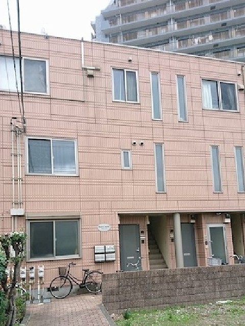 建物外観　３階建ての賃貸マンション