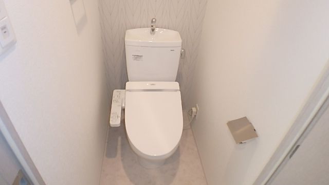 阪急神戸線 中津駅 徒歩7分 11階建 築9年のトイレ写真