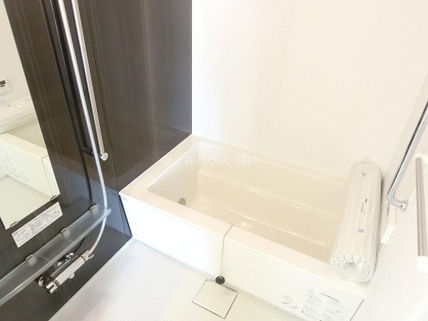 バス・シャワールーム　浴室乾燥機、追焚機能付の広々バスルーム！