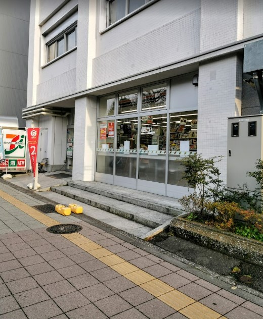 コンビニ　セブンイレブン 青山1丁目駅前店（コンビニ）まで608m
