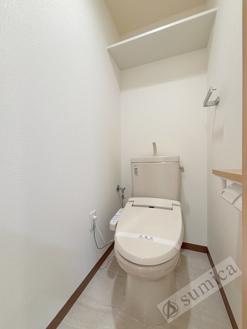トイレ　人気アイテムの温水洗浄便座。清潔感のあるトイレです。