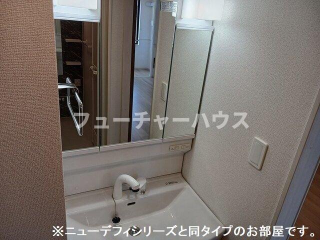 洗面設備　明るい洗面所です