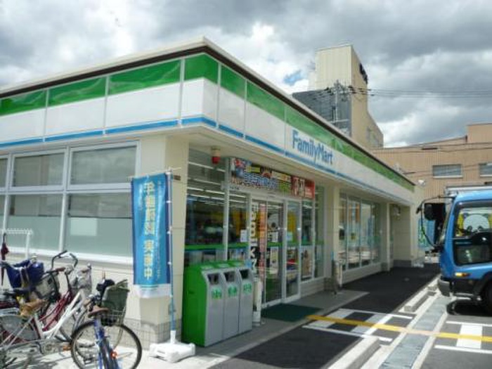 コンビニ　ファミリーマート（コンビニ）まで426m