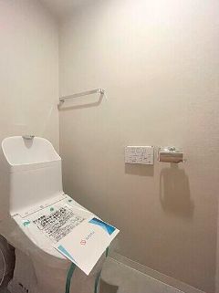 トイレ　落ち着いた色調のトイレです