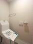 トイレ　落ち着いた色調のトイレです