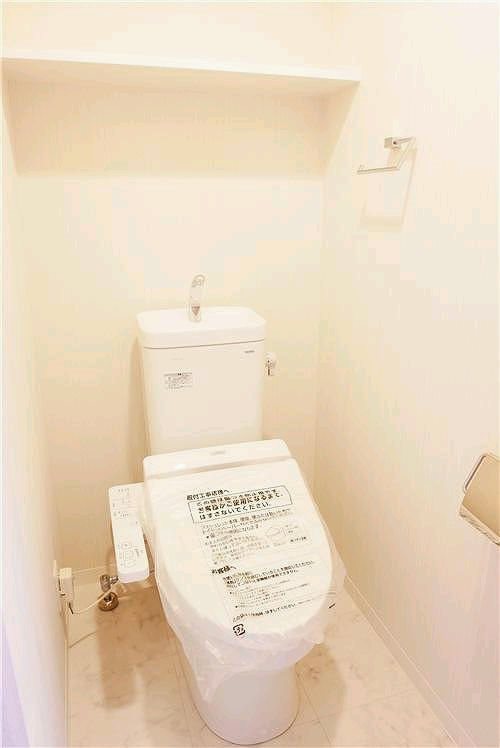トイレ　嬉しいウォシュレット付きのトイレです。