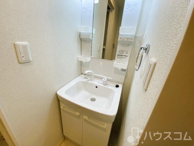洗面設備　独立洗面台で朝の準備もはかどる
