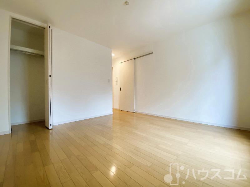 居室・リビング　シンプルなお部屋でインテリアを楽しめそう♪