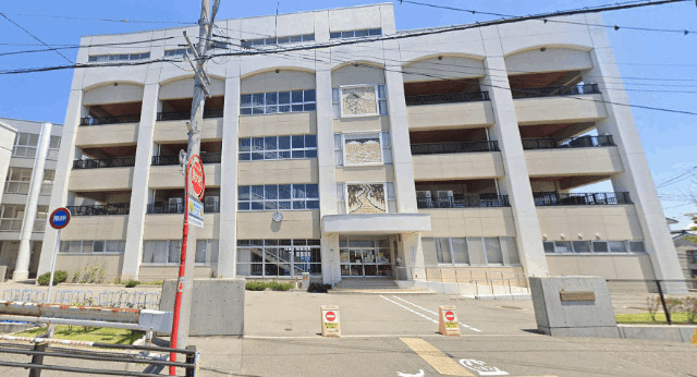 小学校　新潟市立日和山小学校（小学校）まで869m