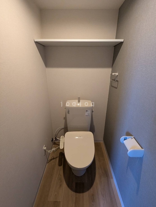 トイレ　嬉しい温水洗浄便座付きのトイレです。