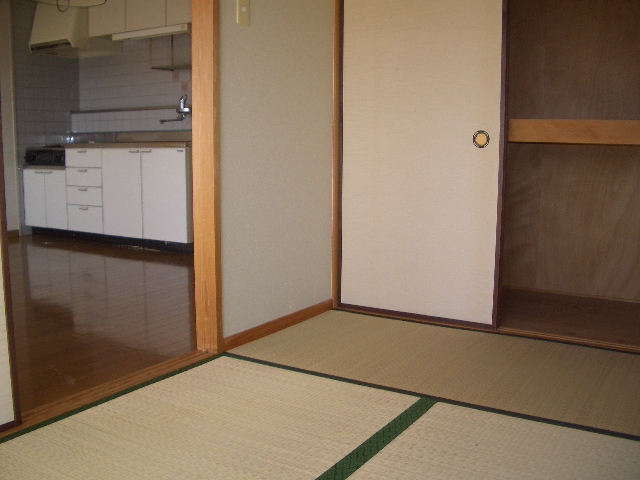 居室・リビング　和室からリビング