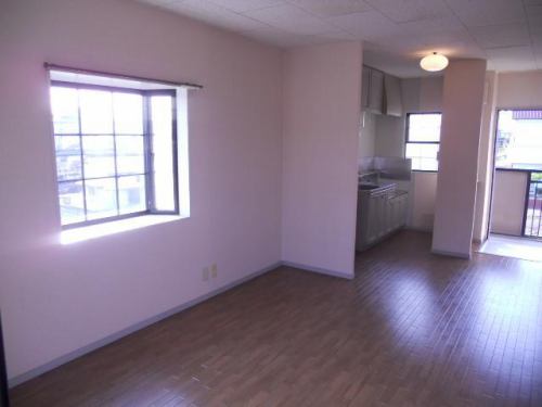 居室・リビング　10帖の南面リビングです！出窓があり明るい室内です。