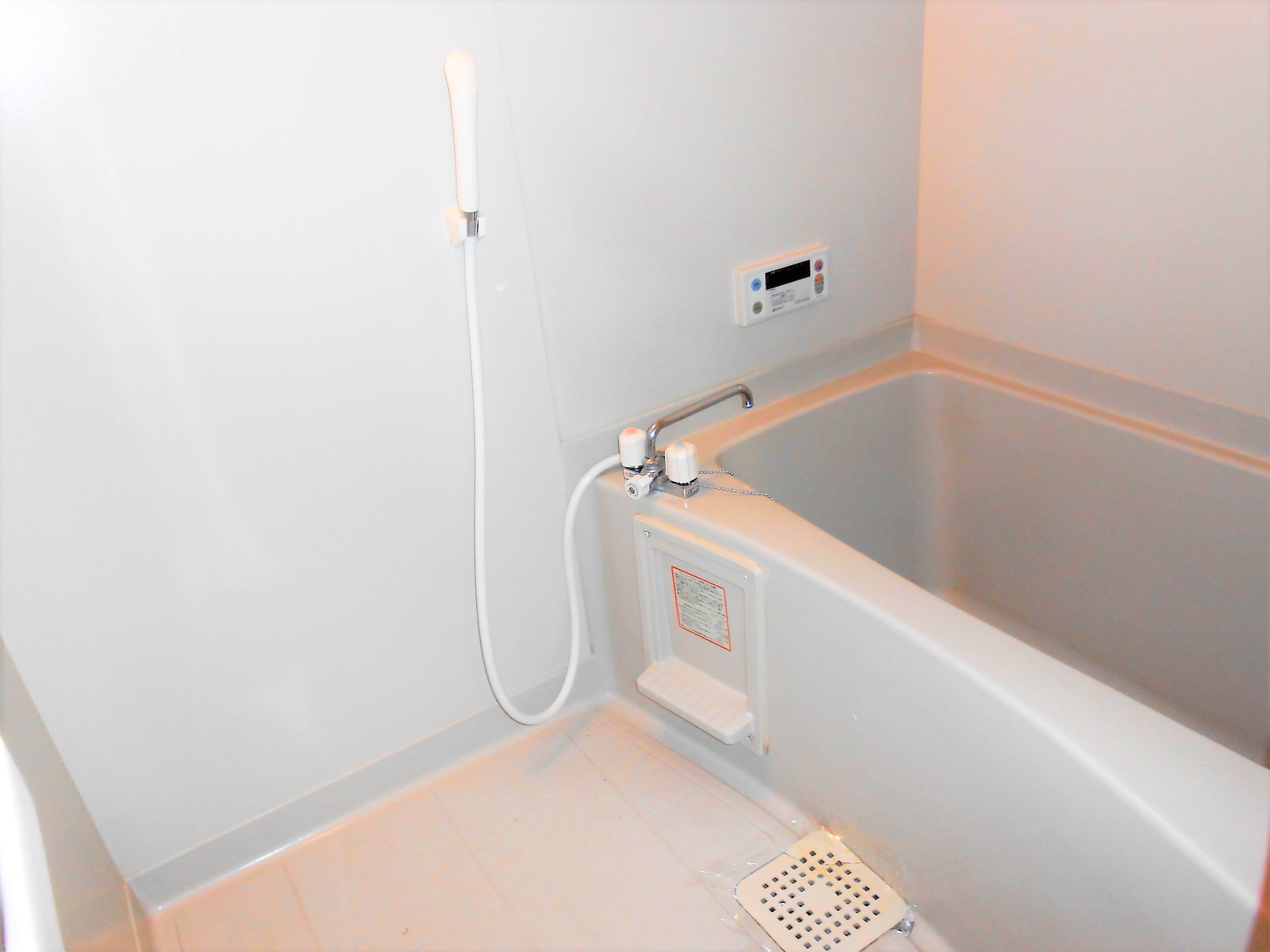 バス・シャワールーム　浴室です。窓付きで換気できますね！