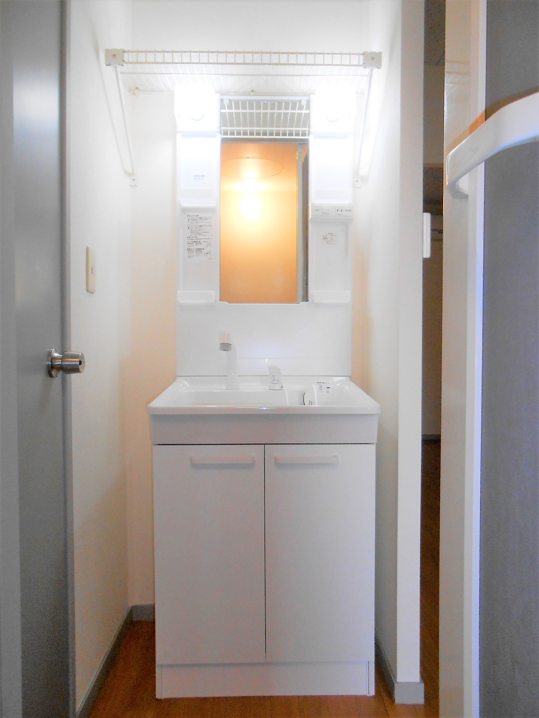 洗面設備　独立型洗面台です。シャワー付きで忙しい朝にも便利です！