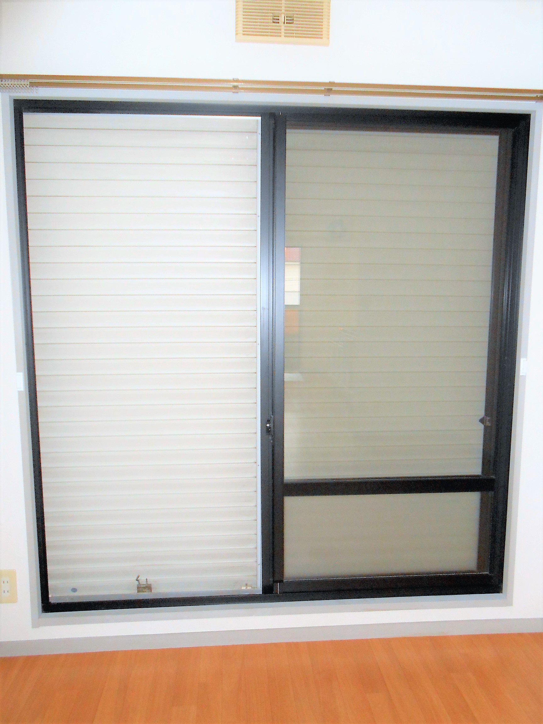 その他設備　2階のお部屋でも雨戸付きで安心です！