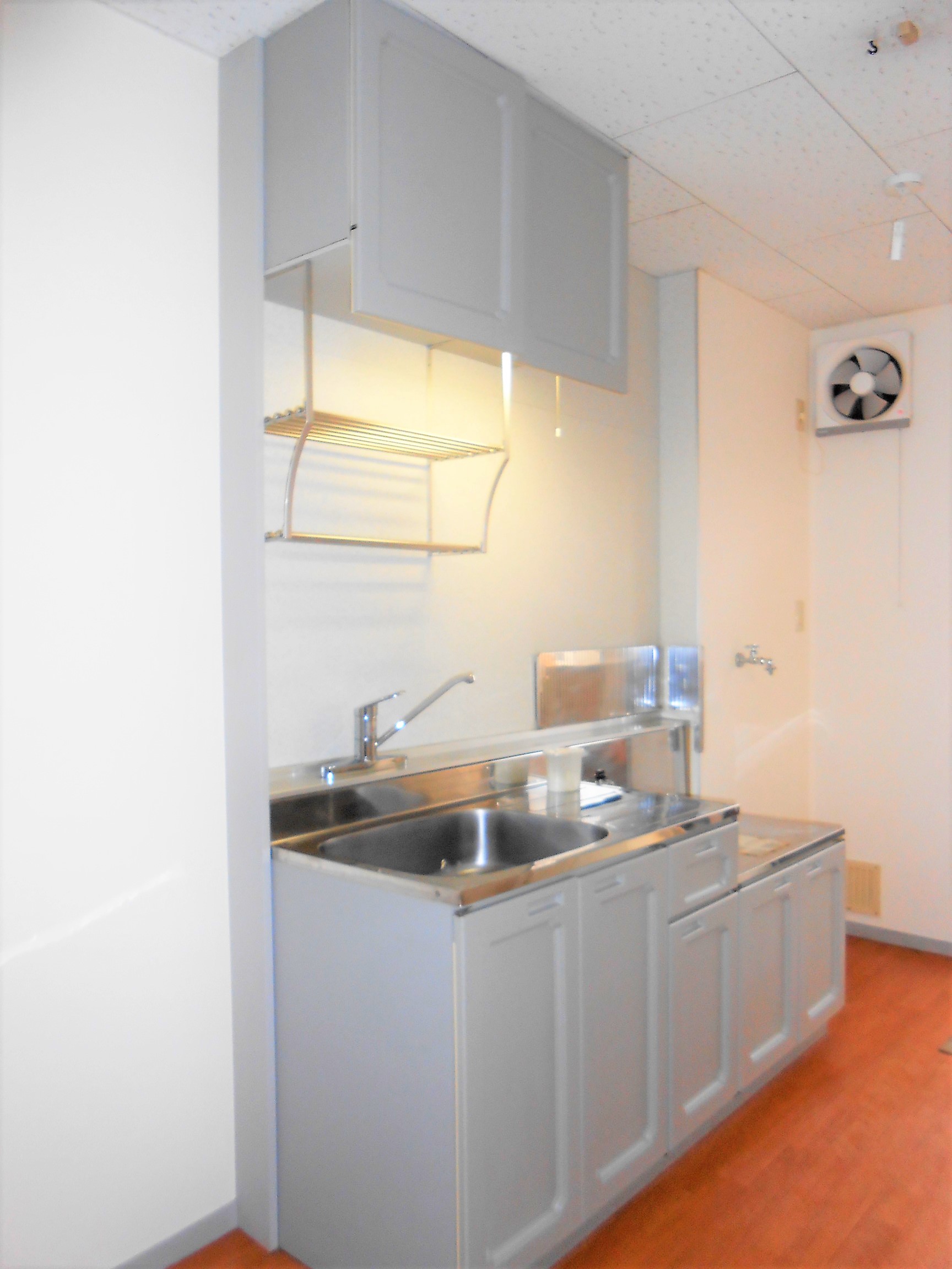 キッチン　独立型のキッチンです。ガスコンロ対応です。