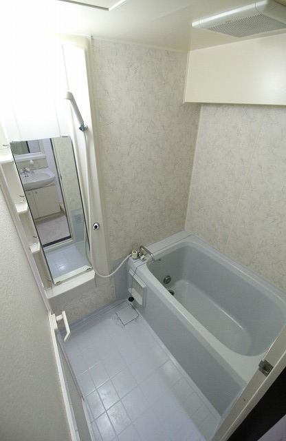 バス・シャワールーム　別部屋のお写真になります。